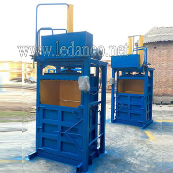 PET bottle molding machine